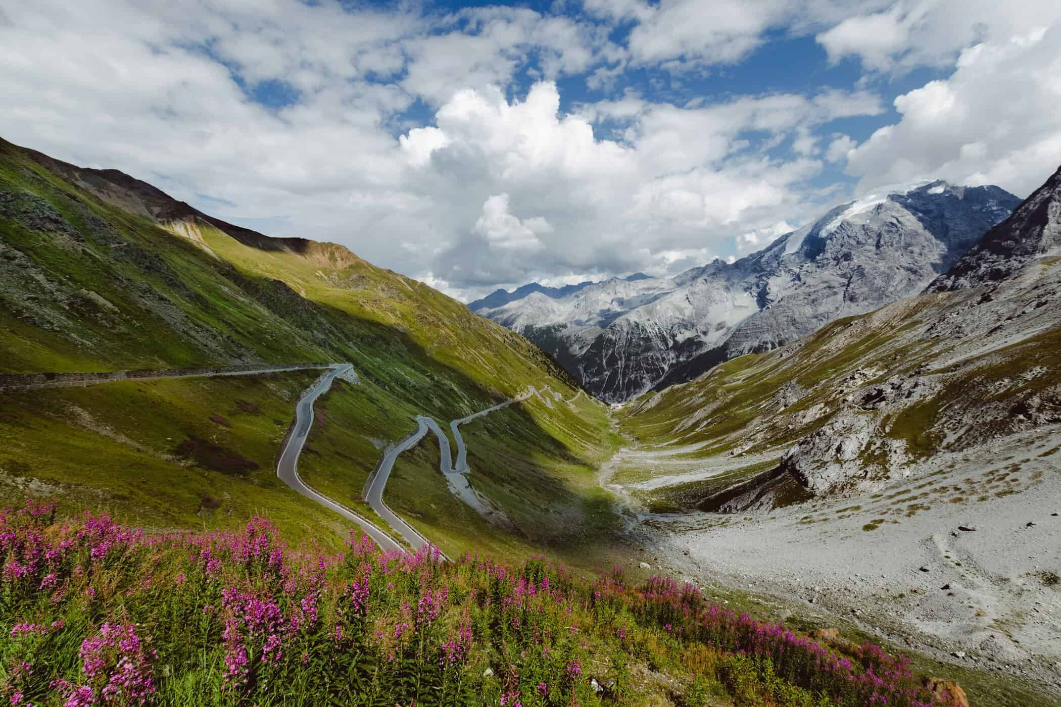 De tætte serpentinersving på Stelvio-passet i de italienske Alper. Foto: Unsplash / Joseph Vary.