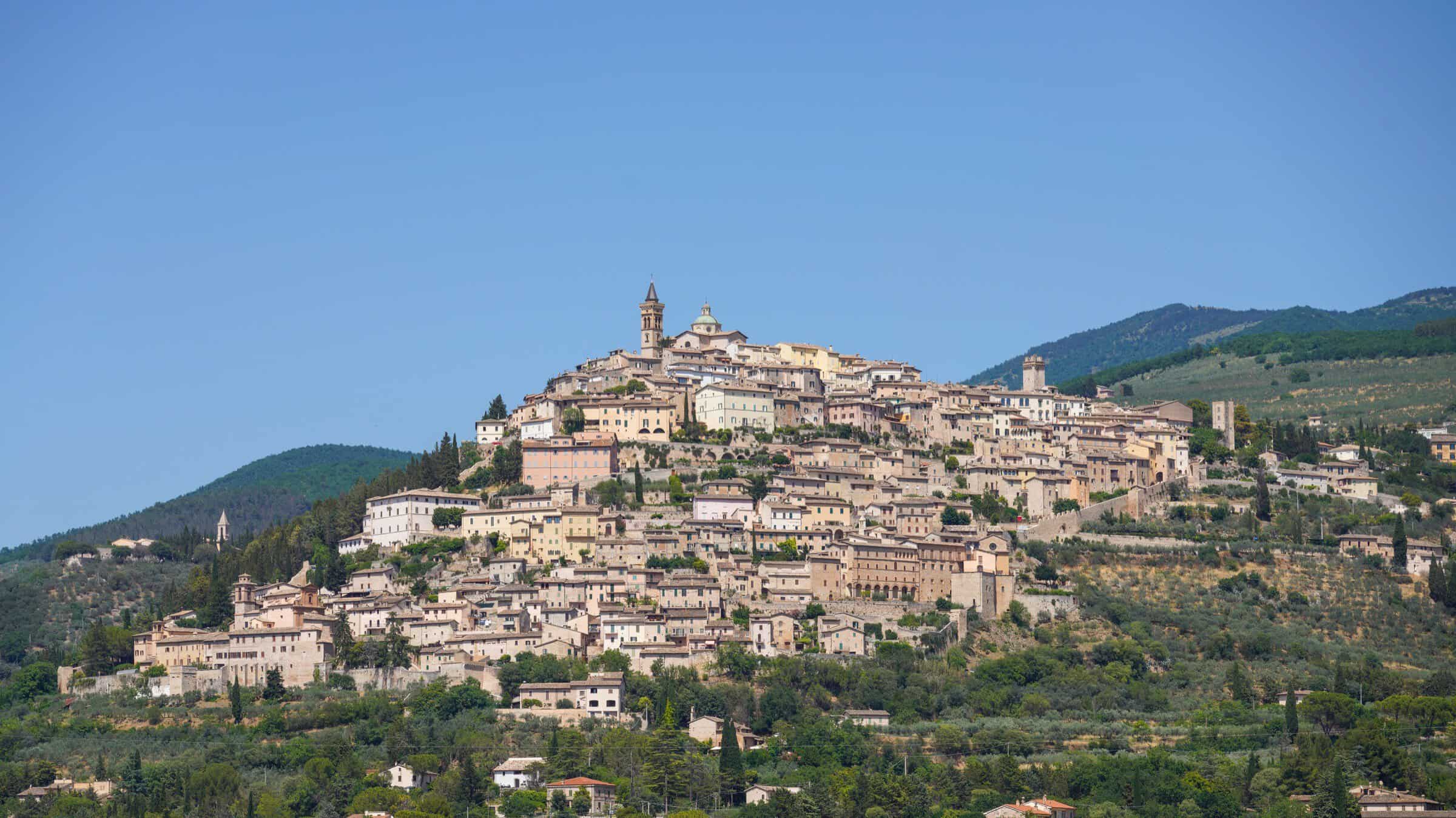 Bjergbyen Trevi i Umbrien snor sig op ad bakken med olivenlunde på skråningerne under sig. Italien for færre penge