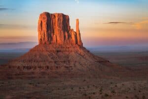 Vej gennem Monument Valley i det vestlige USA