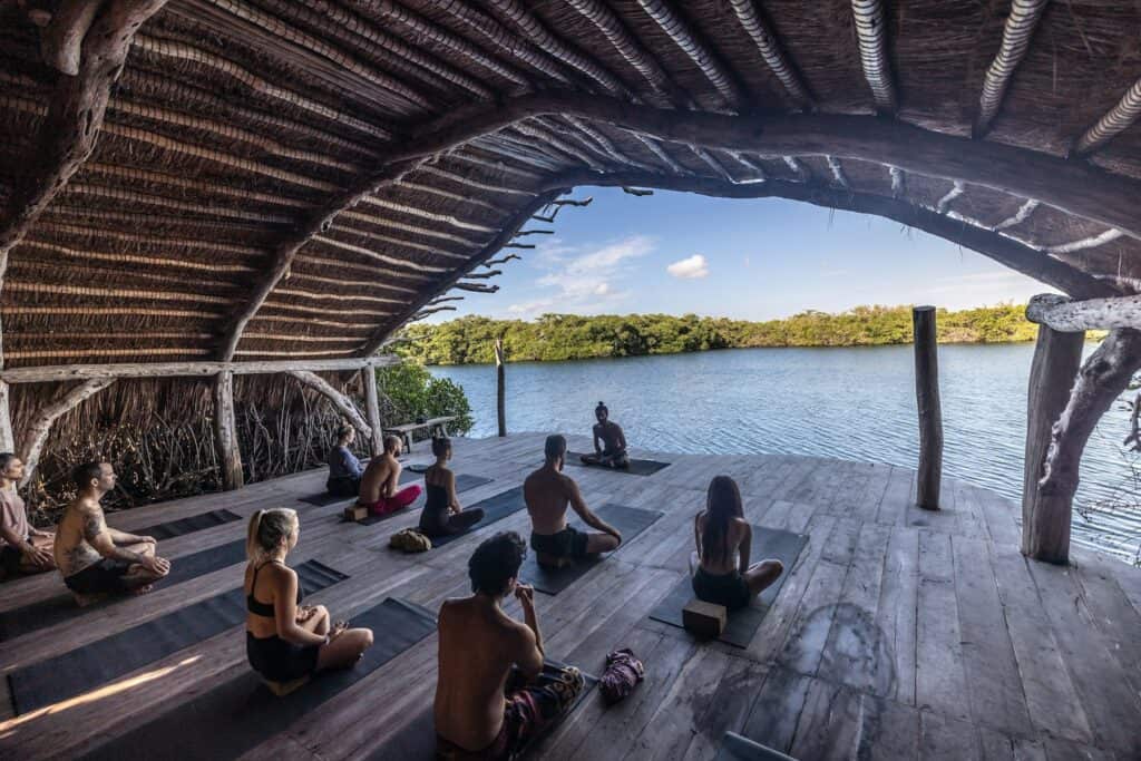 Rolig morgen på et yogaretræt i naturen