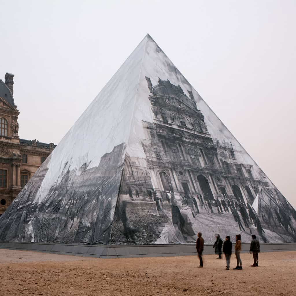 2016 "gemte" kunstneren JR pyramiden ved Louvre i Paris ved at beklæde den med et fotoprint