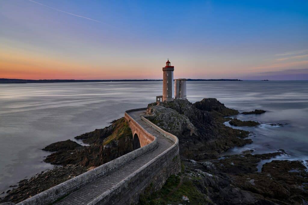 Fyrtårn/ aften udfor Bretagne´s klipperevne kyst i Frankrig