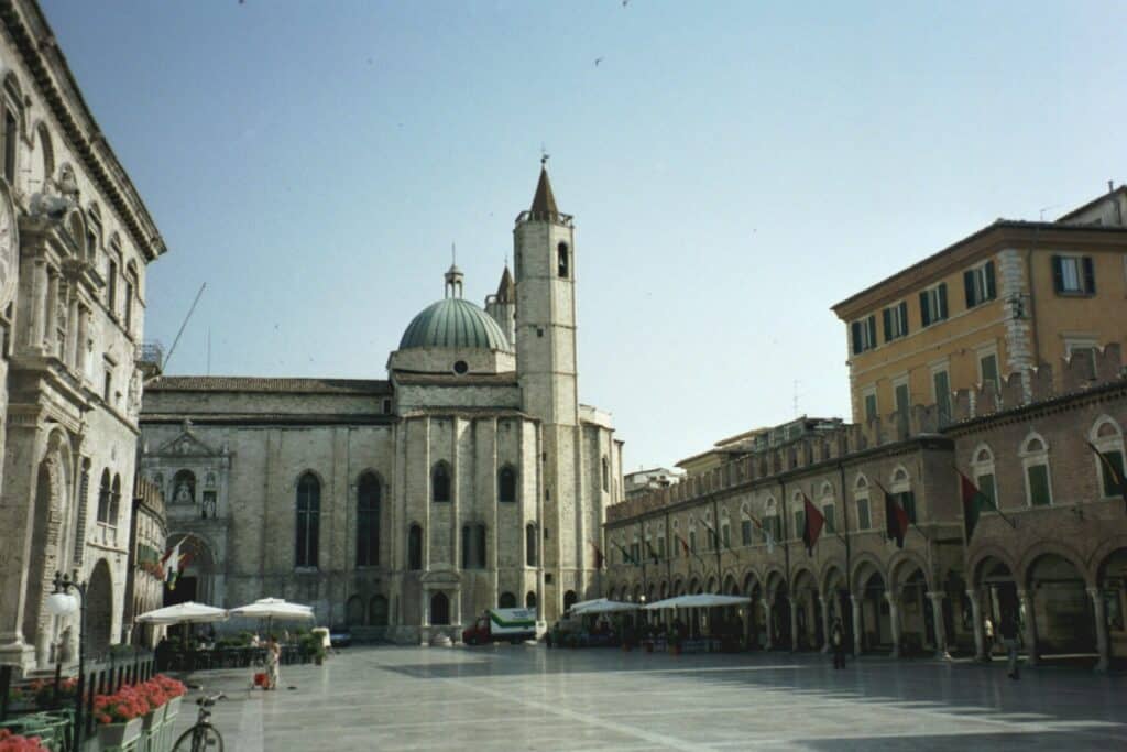 Piazza del Popolo i Ascoli Piceno belagt med travertin med San Francesco-kirken og buegangen