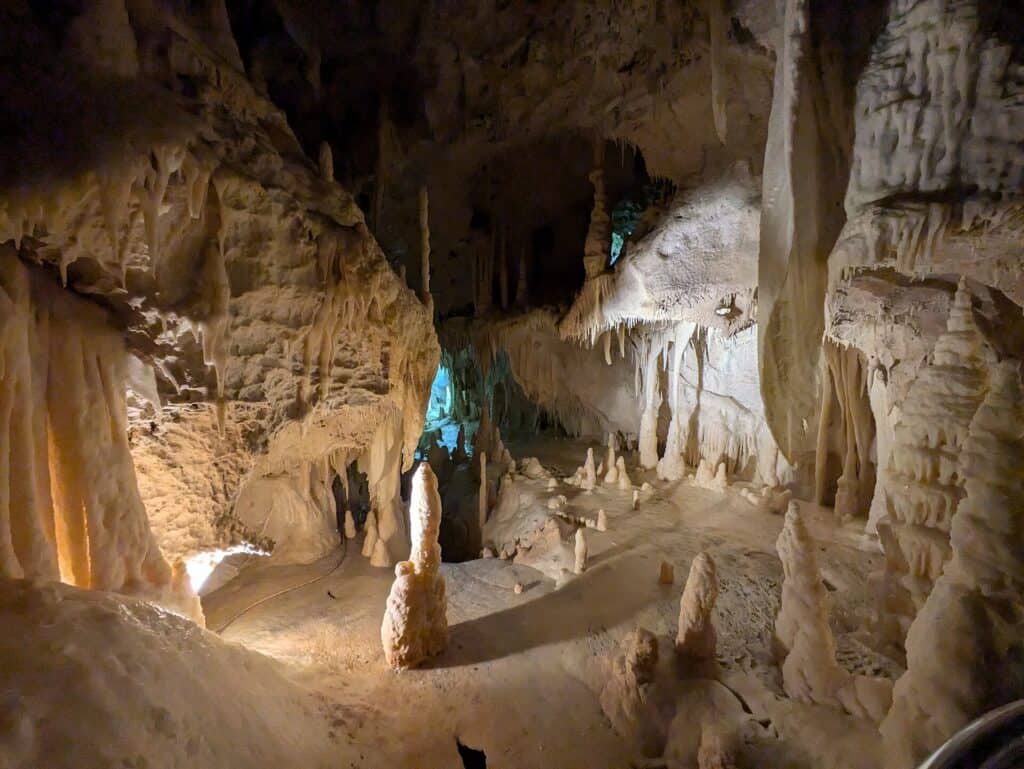 Drypstensformationer i en oplyst hal i Grotte di Frasassi i Le Marche