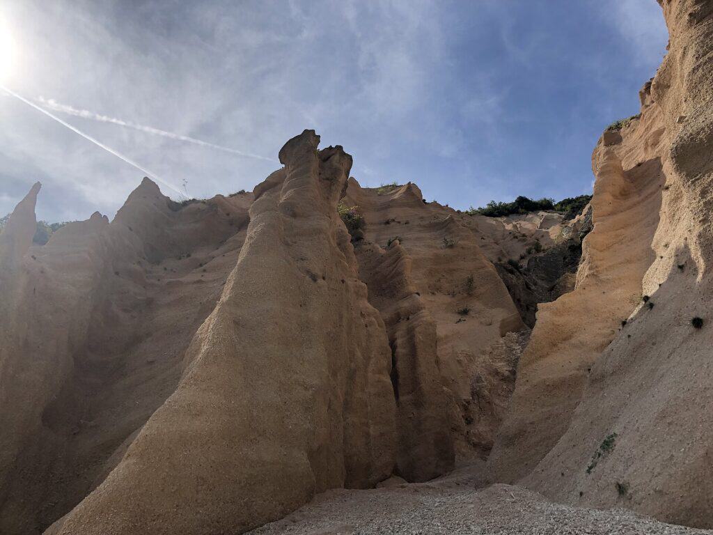 De roedlige klippeformationer Lame Rosse ved Fiastra i Monti Sibillini