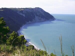 Bugten ved Portonovo under Monte Conero i Le Marche med hvid kalkklint og klart vand