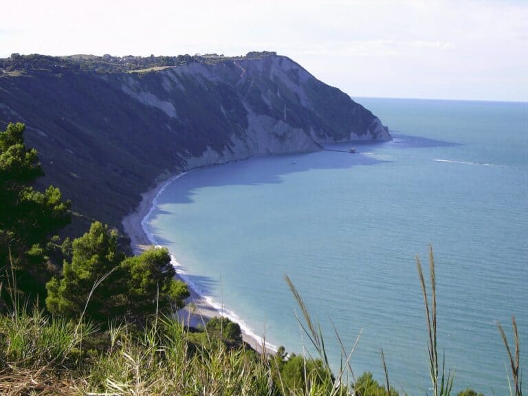 Bugten ved Portonovo under Monte Conero i Le Marche med hvid kalkklint og klart vand