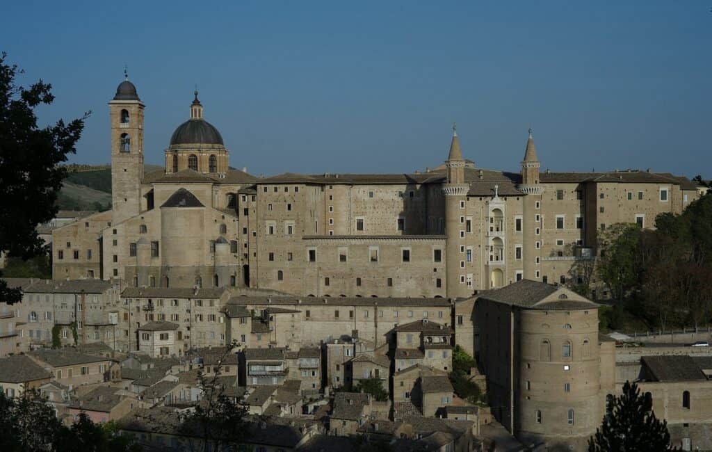 Urbino set fra Colle delle Vigne med Palazzo Ducales to taarne over byens tage