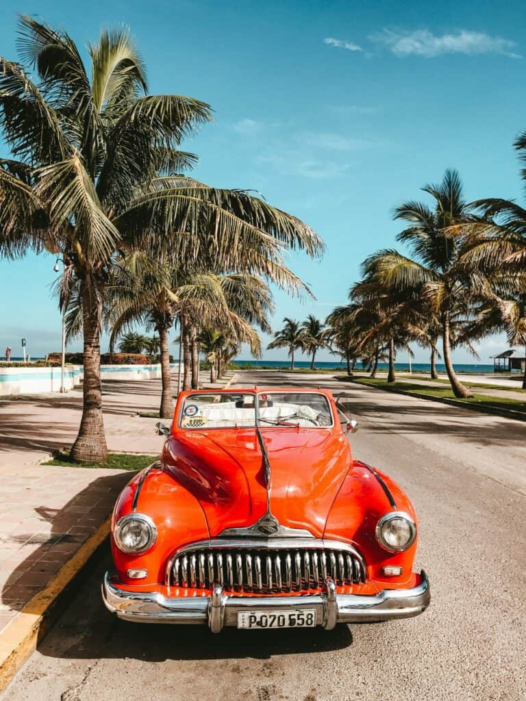 Auf Ernest Hemingways Spuren. Cuba and Vintage US Car. Unsplash